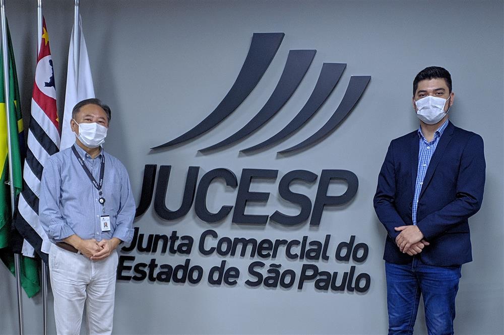 Vereador Lucas Hatano (PSD) ao lado do presidente da Jucesp, Walter Ihoshi (Foto: Assessoria)